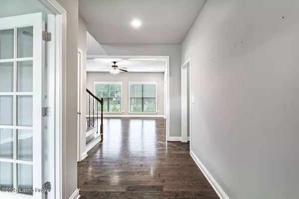 Jeffersontown, KY 40299,8817 Stara WAY