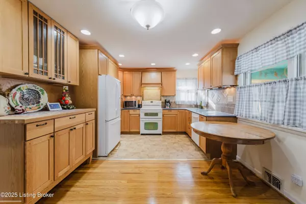 Louisville, KY 40220,4211 Blossomwood Dr