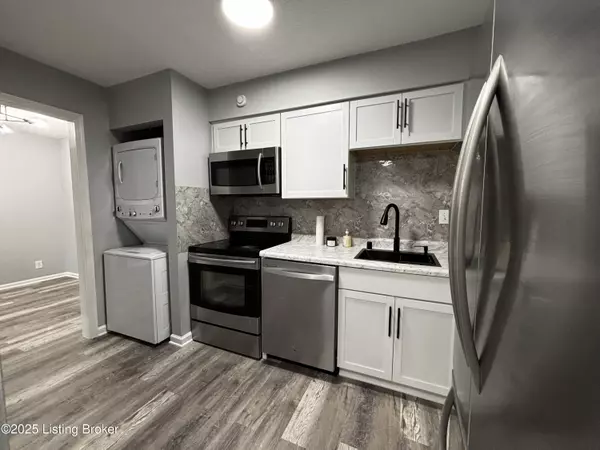 Louisville, KY 40291,7084 Wildwood Cir #APT 81