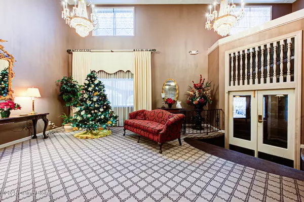 1600 Gardiner Ln #104, Louisville, KY 40205