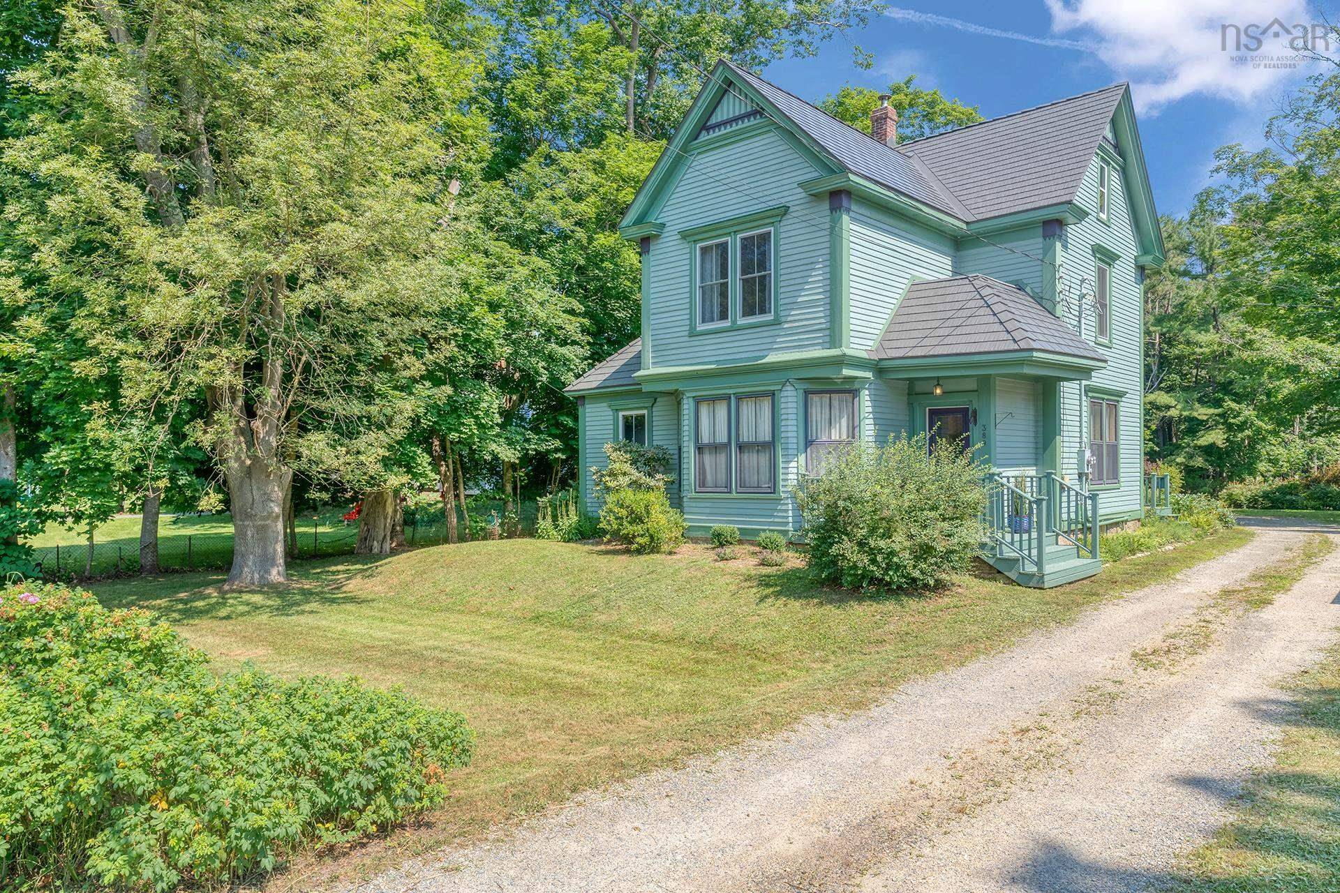 389 Main St, Mahone Bay, NS B0J 2E0