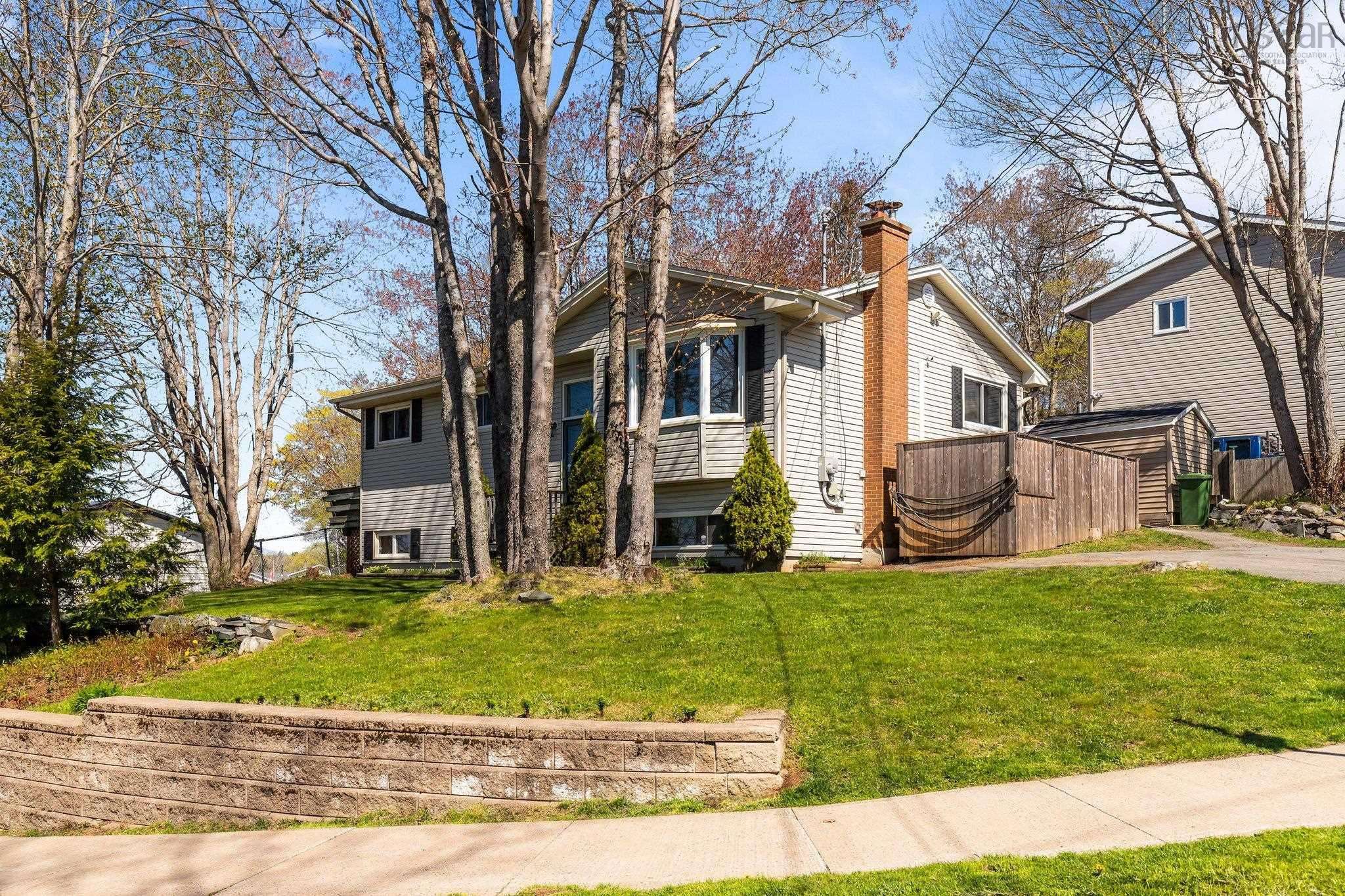 185 Smokey Dr, Lower Sackville, NS B4C 3B8