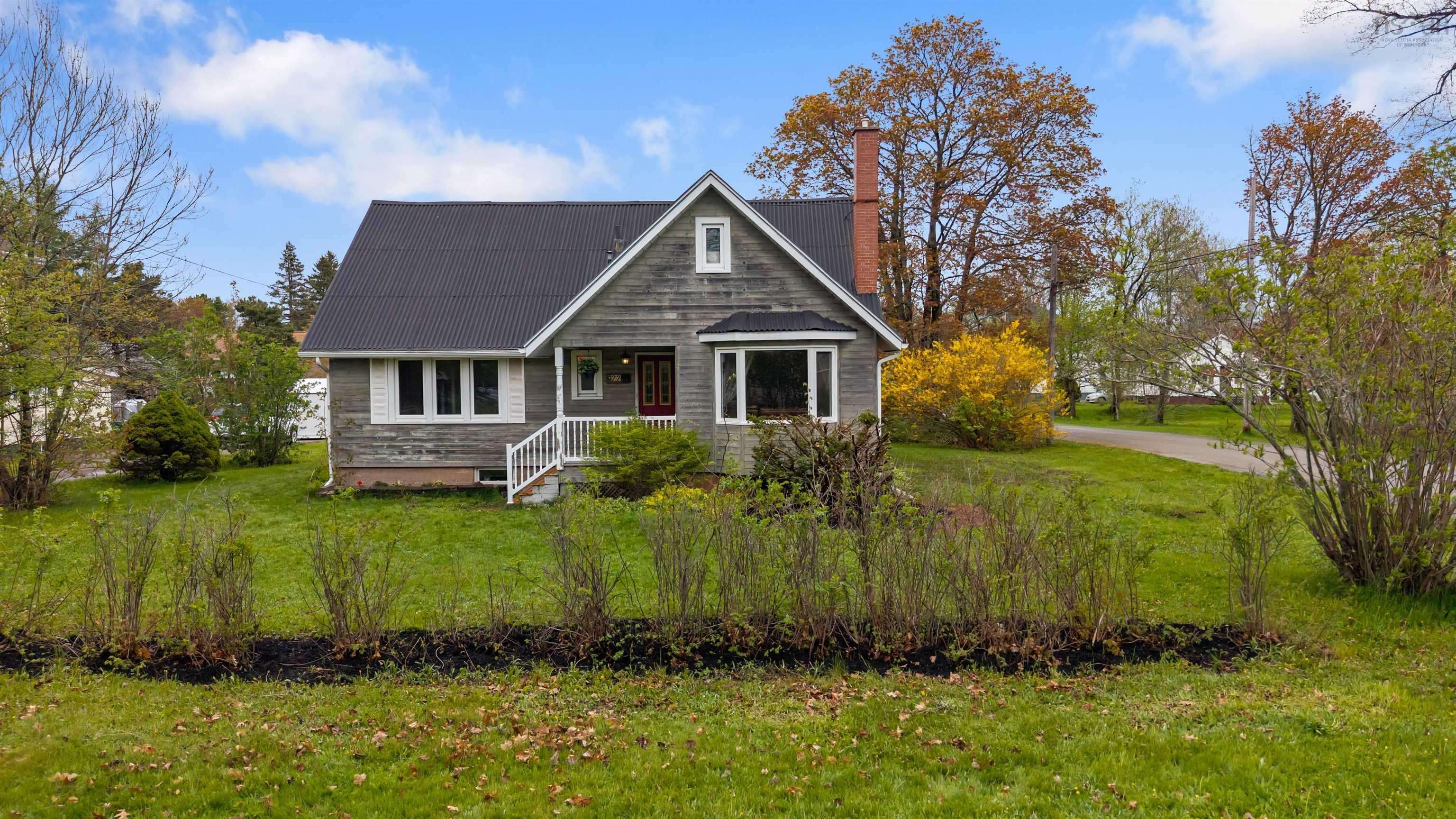 22 Regent St, Amherst, NS B4H 3S7