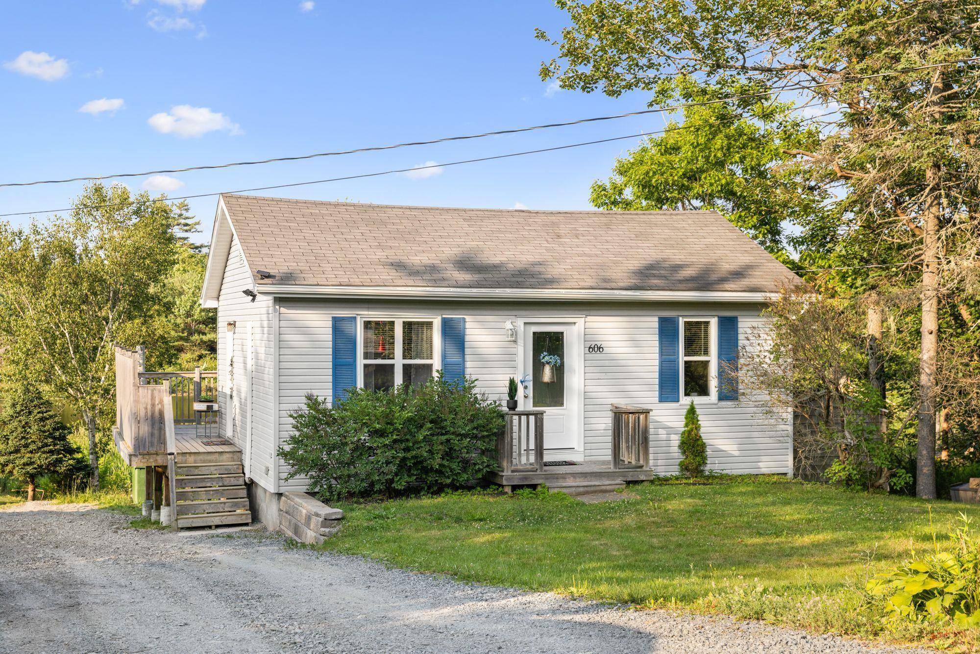 606 Herring Cove Rd, Halifax, NS B3R 1X6