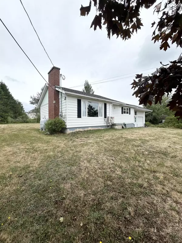 8 Smith Ave, Springhill, NS B0M 1X0