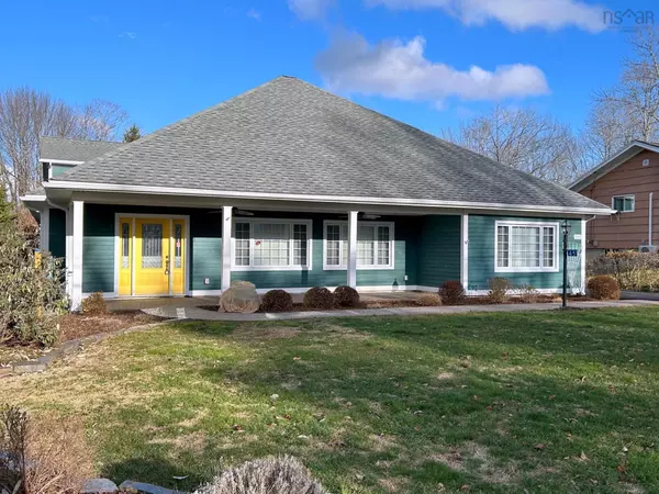 45 Pleasant St, Mahone Bay, NS B0J 2E0