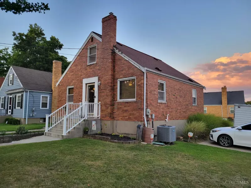 8430 Royal Heights Dr, Colerain Twp, OH 45239