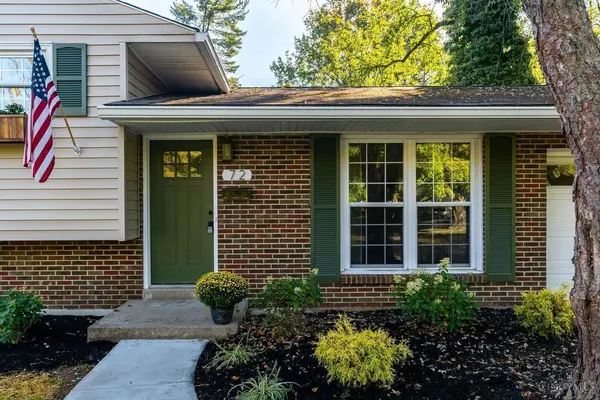 72 Cromwell Rd, Greenhills, OH 45218