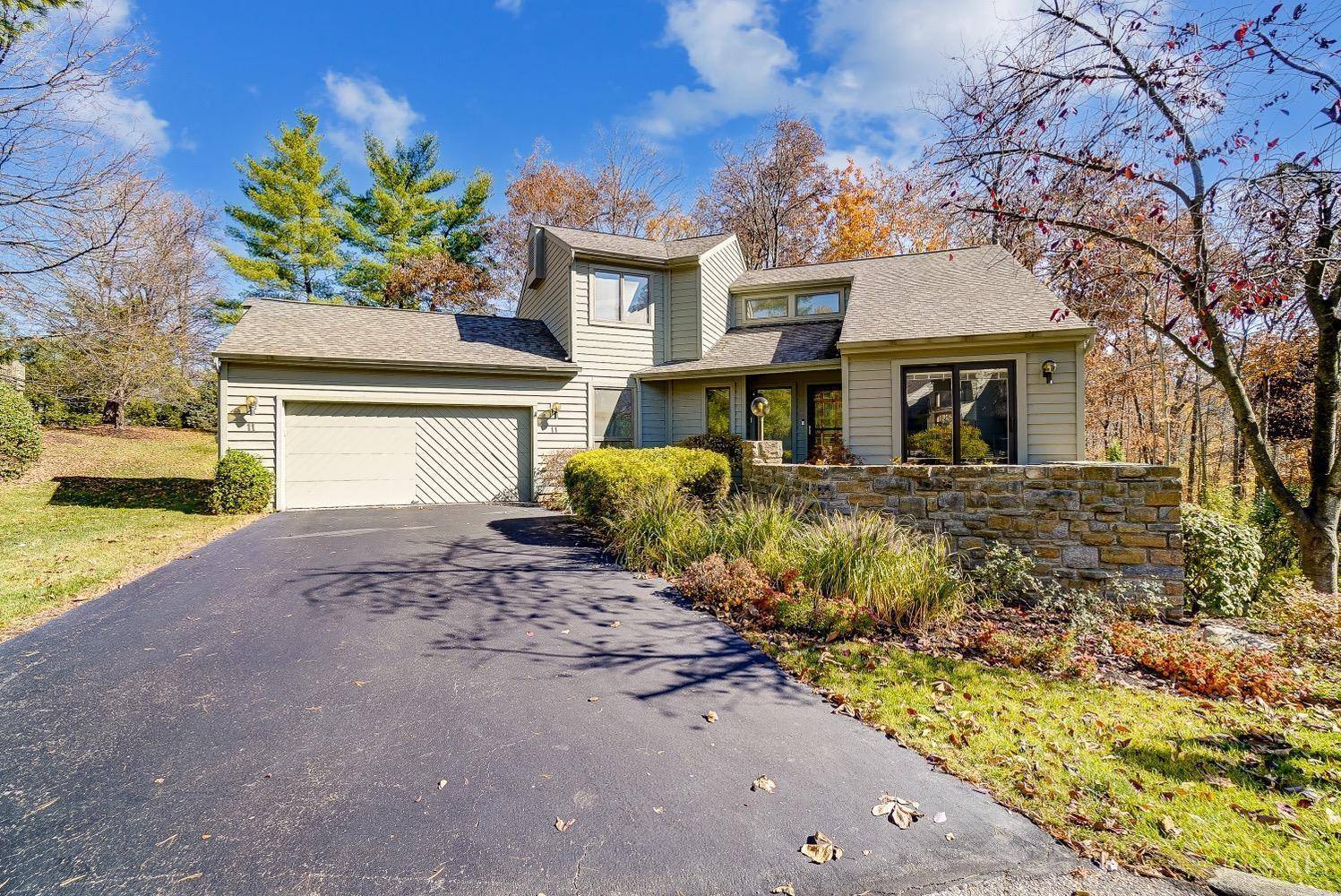 11 Falling Brook Ln, Blue Ash, OH 45241