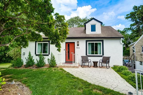 904 Oak Ave, Wyoming, OH 45215