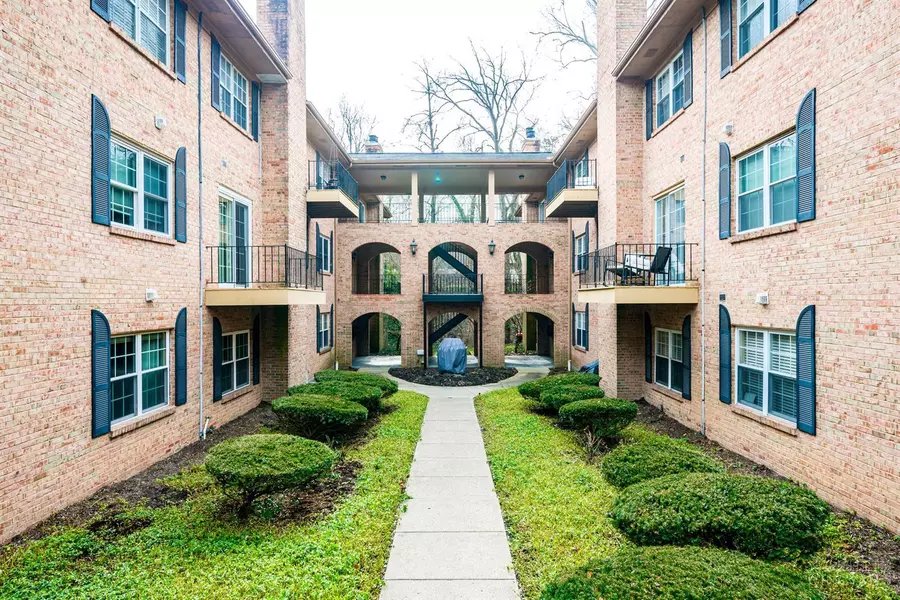 15 Vale Ave #8, Wyoming, OH 45215