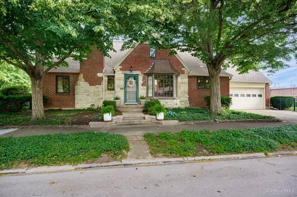 21 Hilltop Ave, Oakwood, OH 45419