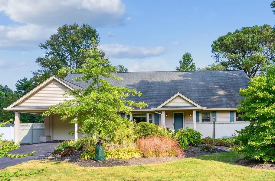 320 Hilltop Ln, Wyoming, OH 45215