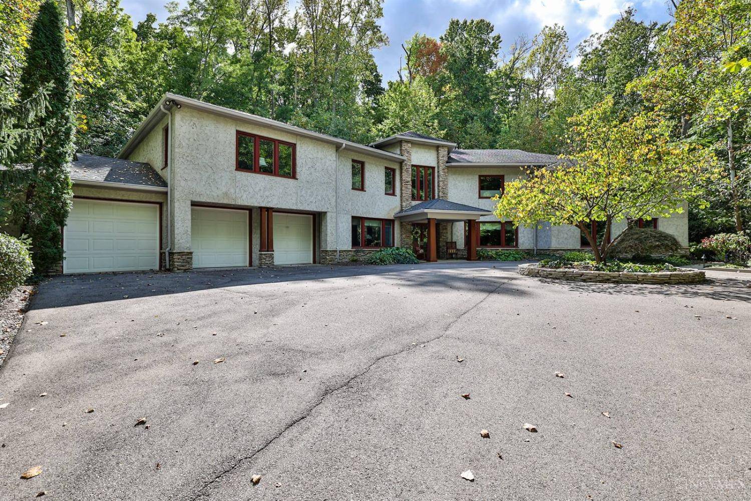 401 W Galbraith Rd, Wyoming, OH 45215
