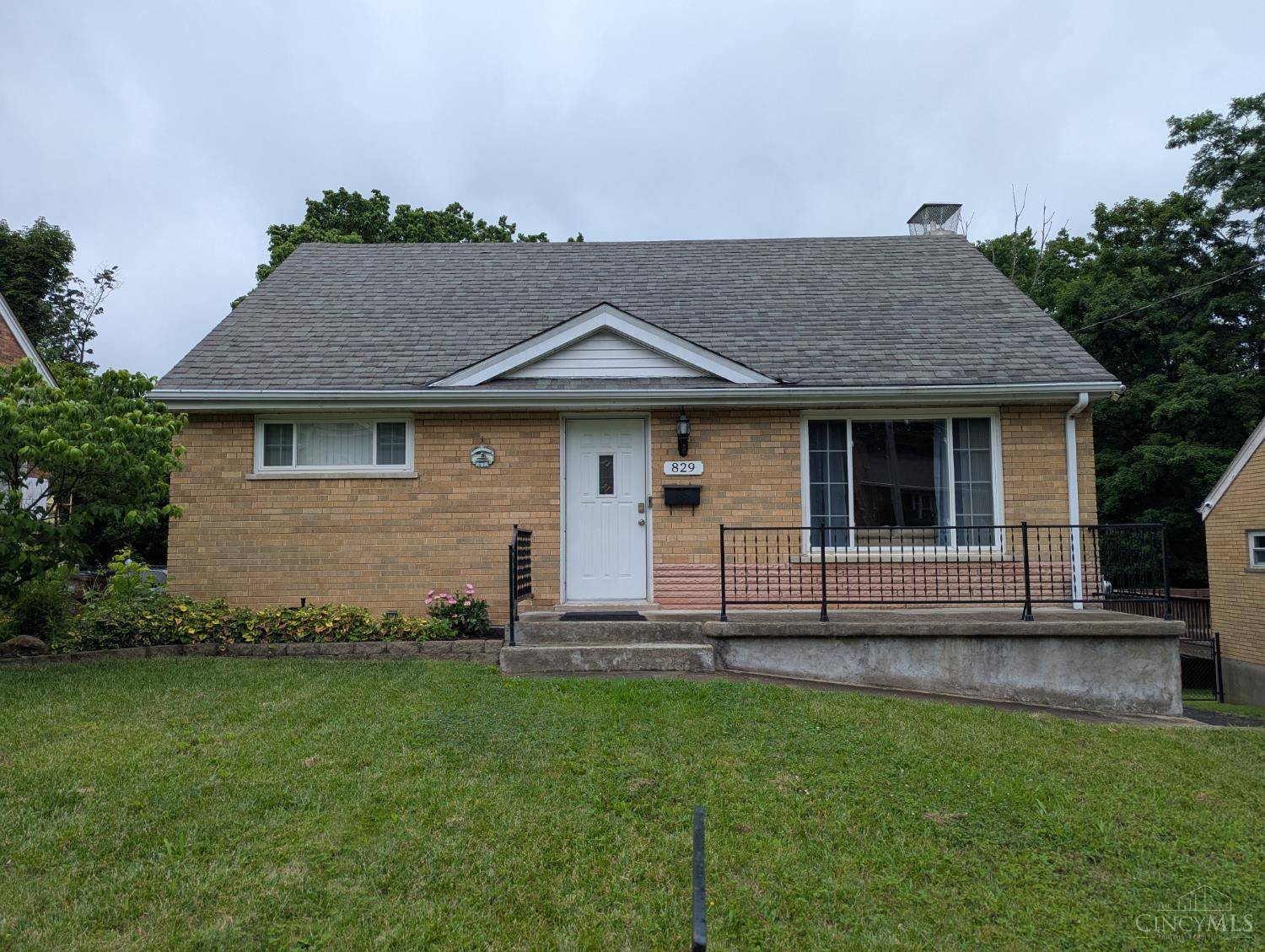 829 Ivyhill Dr, Delhi Twp, OH 45238