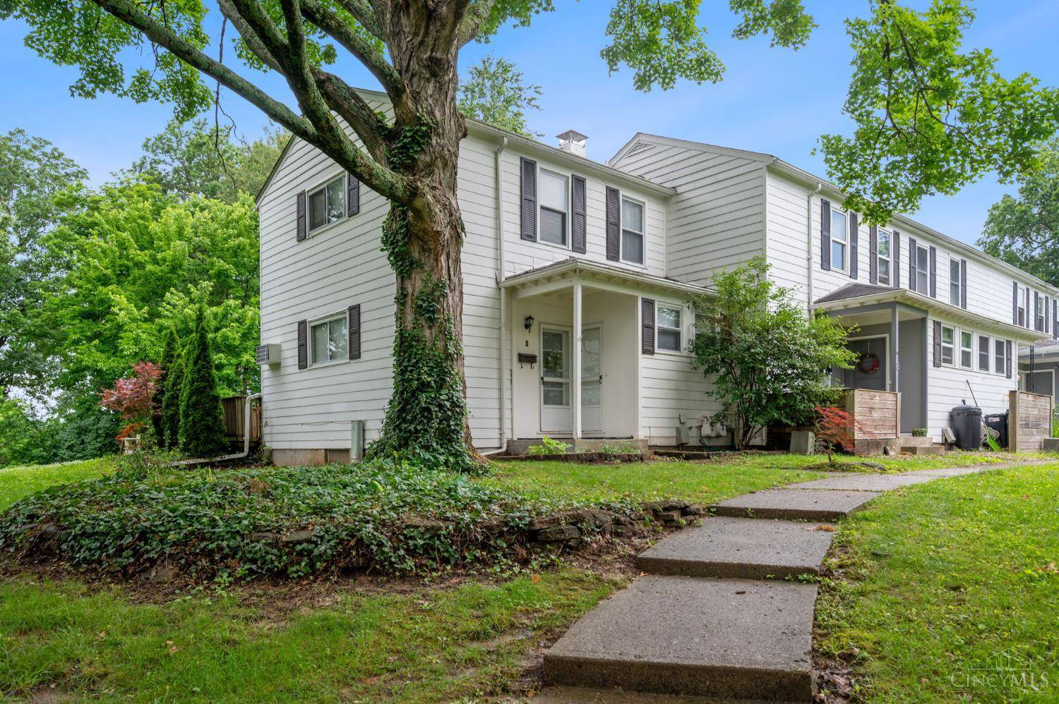 1 Dewitt St, Greenhills, OH 45218