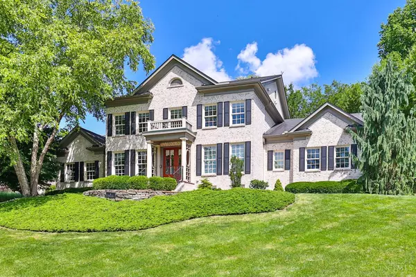 8 Camargo Canyon Dr, Madeira, OH 45243
