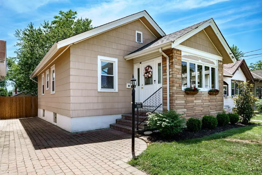 7017 Bramble Ave, Columbia Twp, OH 45227