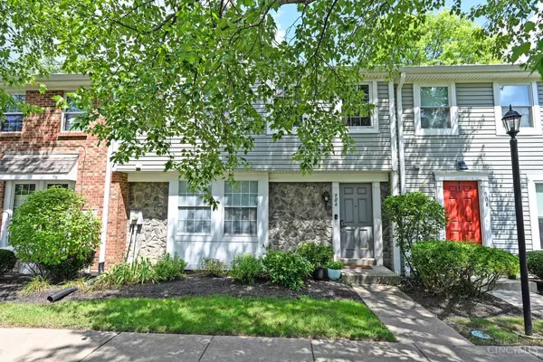 906 Woodlyn Dr N, Cincinnati, OH 45230