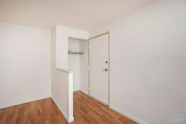 Cheviot, OH 45211,4117 North Bend Rd #8