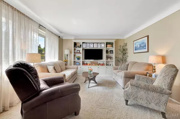 Greenhills, OH 45218,2 Jewel Ln