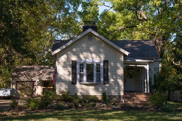 94 W Sharon Rd, Glendale, OH 45246