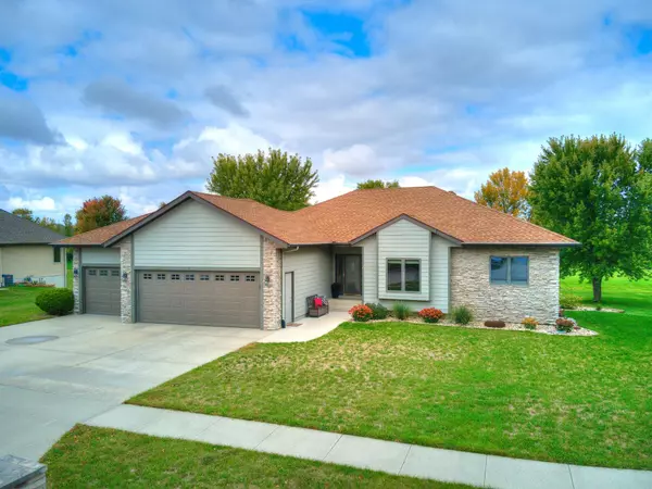 302 Woodlane DR, Clear Lake, IA 50428