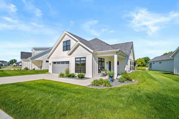 2911 Green Hills DR, Ames, IA 50014