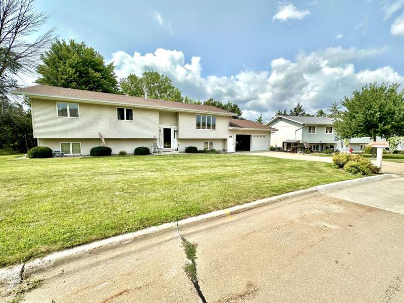 1019 N Terrace DR, Webster City, IA 50595