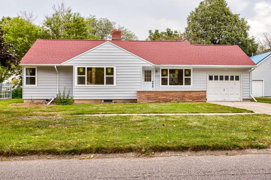 220 W Maple ST, Hubbard, IA 50122