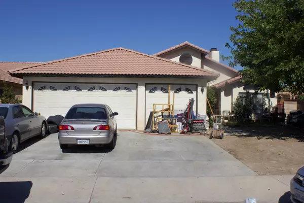 3277 Voyager ST, Rosamond, CA 93560