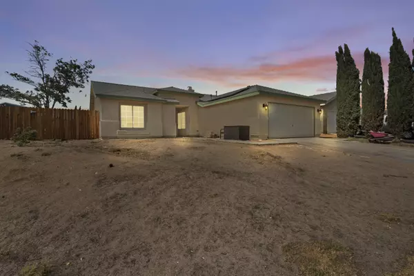 1133 Oakwood LN, Rosamond, CA 93560