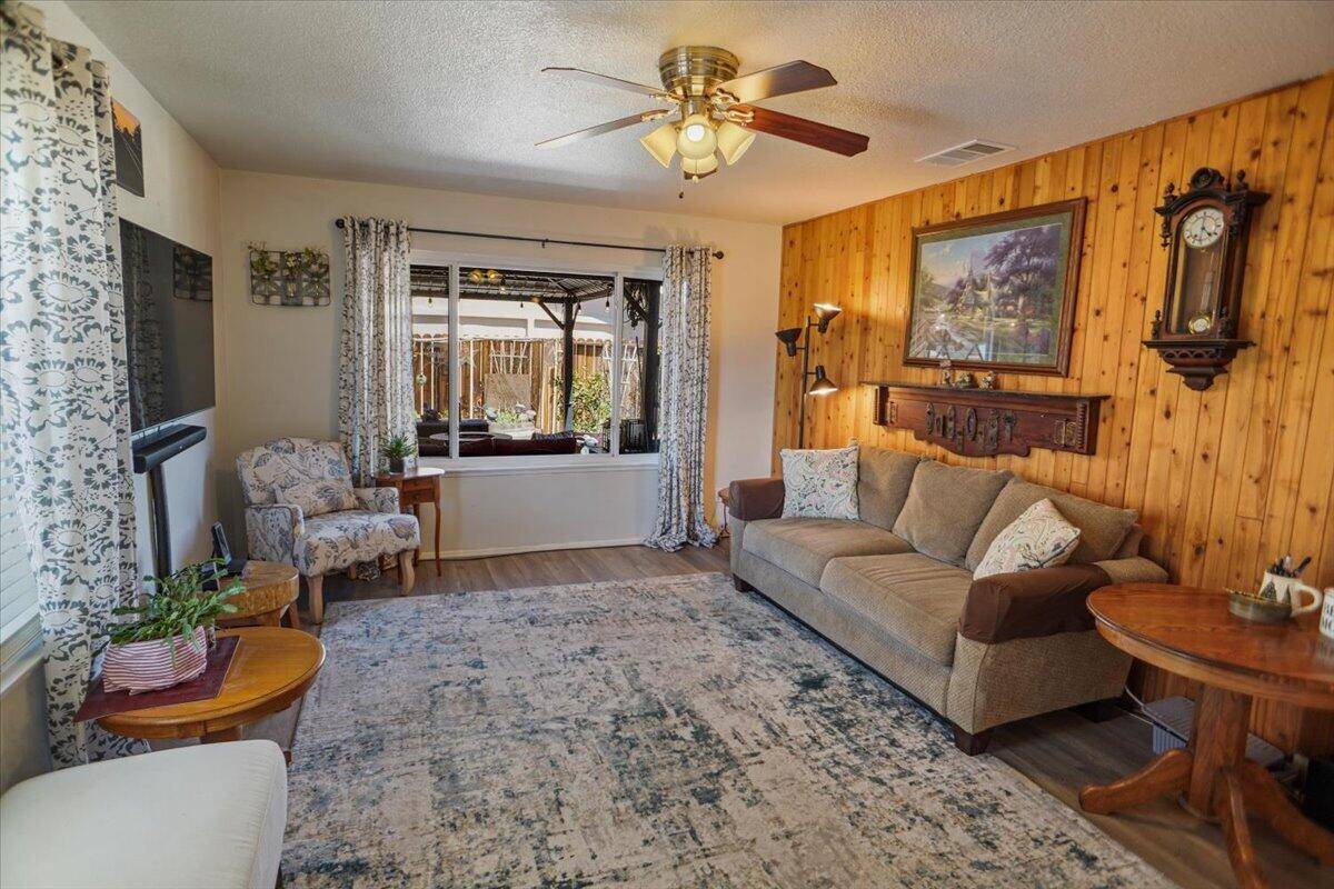 Lancaster, CA 93536,43056 Yew ST