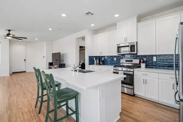 Rosamond, CA 93560,3615 Santa Monica CT