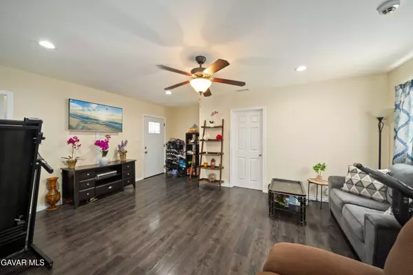 Paramount, CA 90723,6838 Severn DR