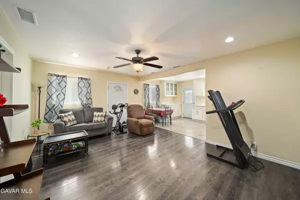 Paramount, CA 90723,6838 Severn DR