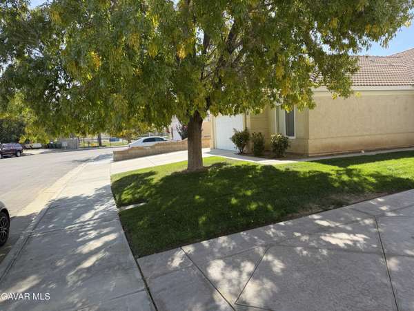 43425 E 32nd ST, Lancaster, CA 93535
