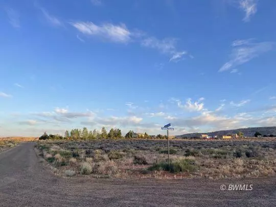 845 E Yankee Doodle DR, Big Water, UT 84741