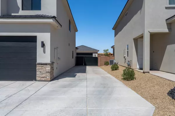 St George, UT 84790,6042 S White Trails DR