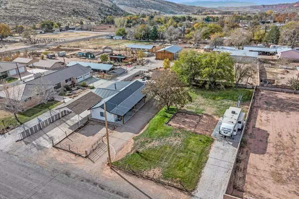 40 E Cherry LN, Leeds, UT 84746