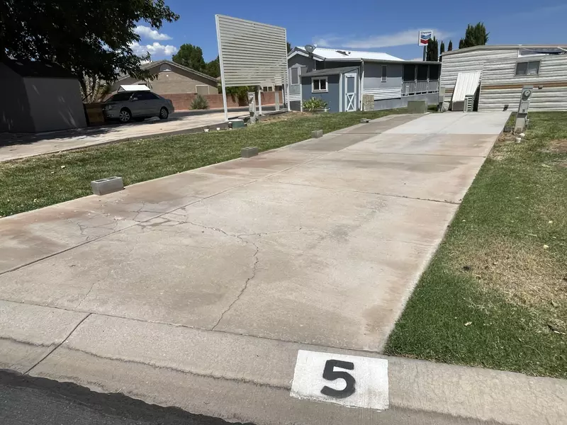 1150 W Red Hills Pkwy, Washington, UT 84780