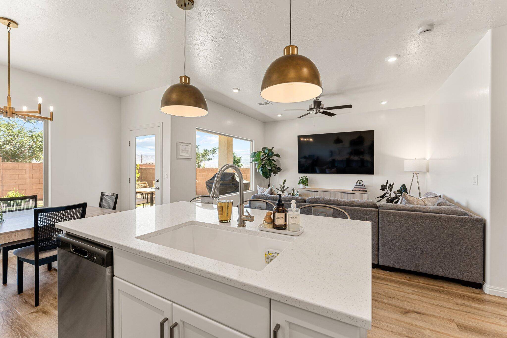 St George, UT 84790,1424 E WHITE HOLLOW LN