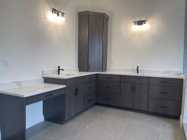 Hurricane, UT 84737,939 N 325 E 32