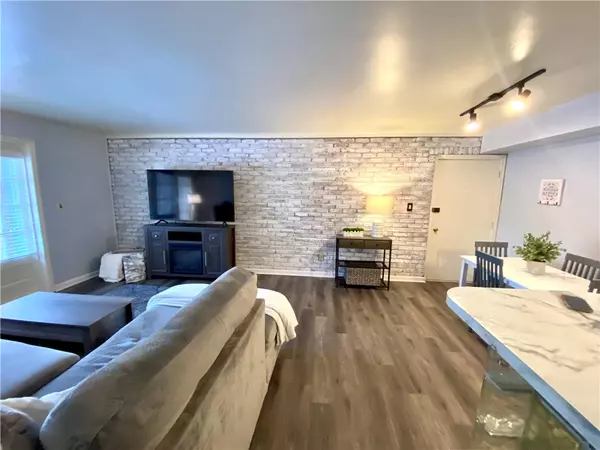 Scott Twp - Sal, PA 15216,960 Chatham Park Dr #J