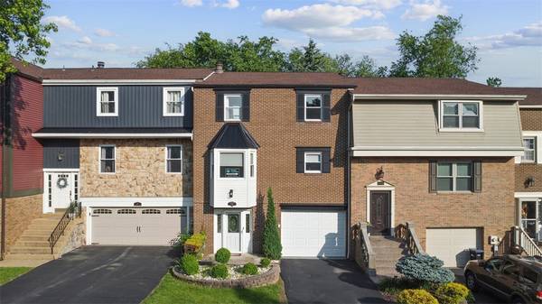 304 Canterbury Dr, Moon/crescent Twp, PA 15108