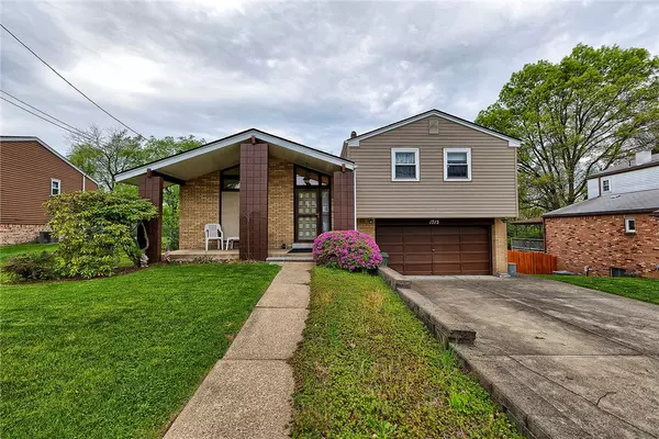 1712 Educational Dr, White Oak, PA 15131