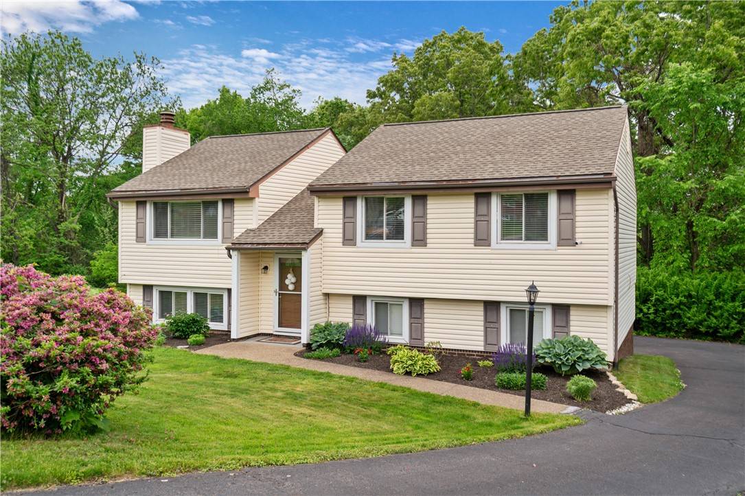 15 Fawnridge Dr, Robinson Twp - Nwa, PA 15136
