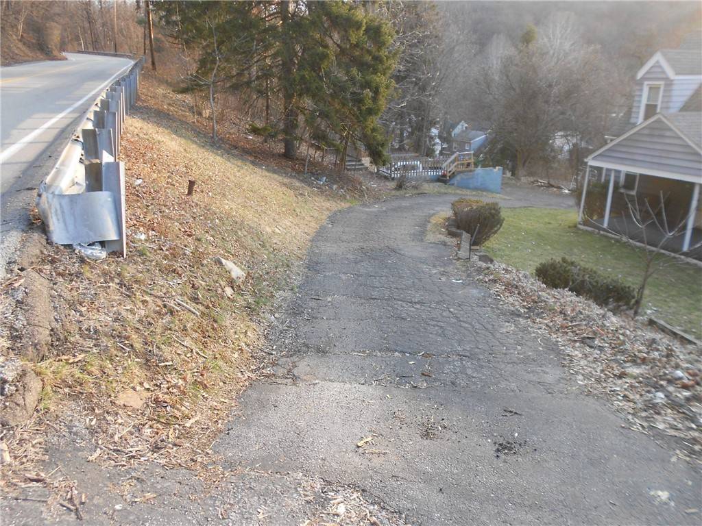939 Middle Rd, Shaler, PA 15223