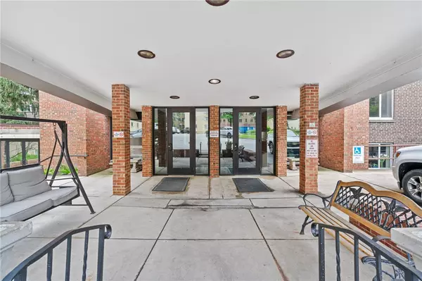 Shadyside, PA 15213,5 Bayard Rd #206