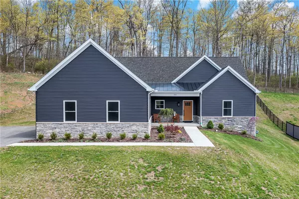 300 TIMBERLINE DR, N Franklin Twp, PA 15301